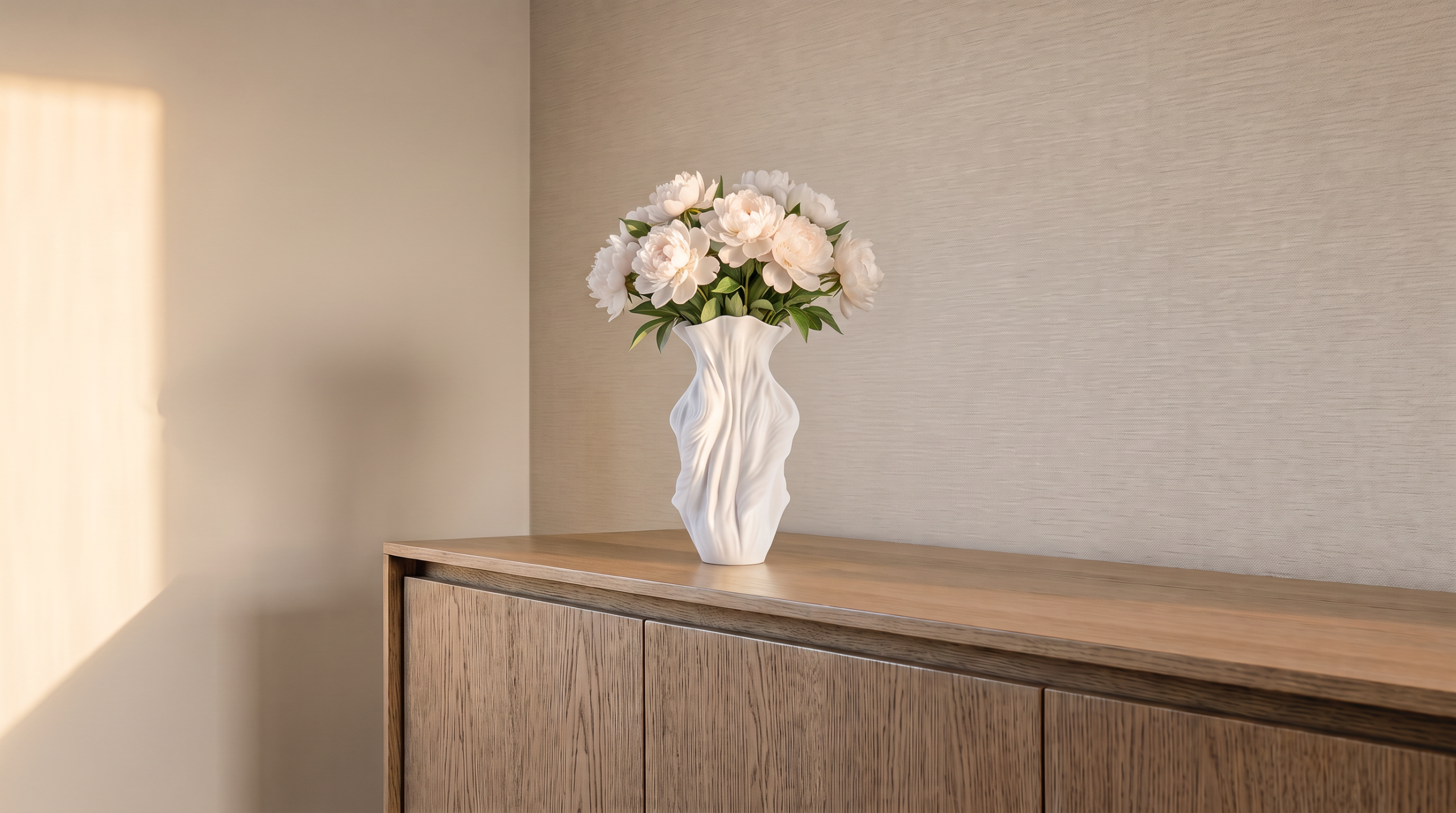 Vază decorativă Selene, design răsucit, cu bujori albi, pe un bufet din lemn